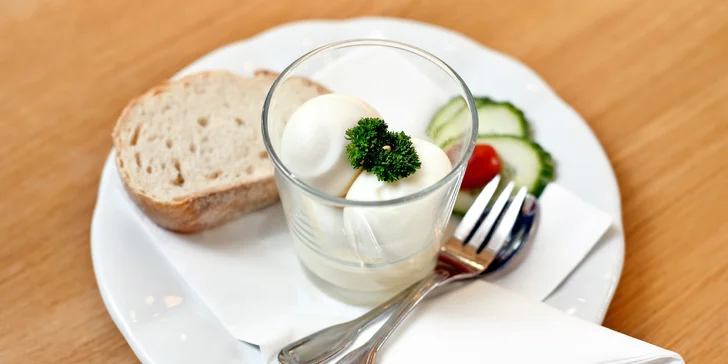 Žádný problém, kavárnu můžete navštívit i cestou z výletu, snídaňové menu se podává po celý den. 