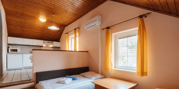 Apartmán B má spálňu aj obývaciu časť v rámci jednej miestnosti.