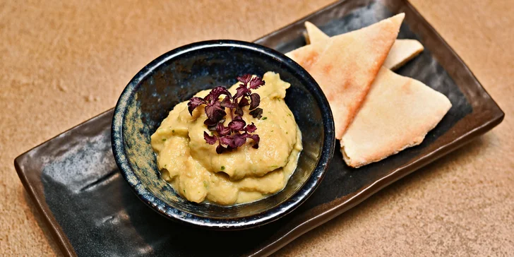 Přivítají vás amuse bouche – cizrnovým hummusem s chlebem naan. 