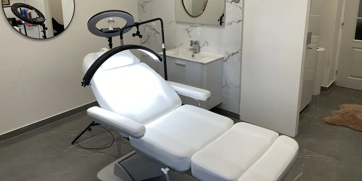  V salonu Rana Beauty Clinic si dopřejete buď ošetření ultrazvukovou špachtlí a radiofrekvencí, nebo odstranění permanentního make-upu či malé kérky.