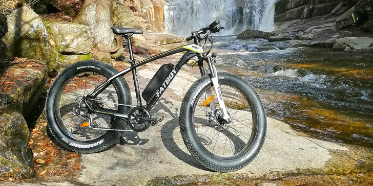Baterie elektrokola vydrží 25 až 50 km. 