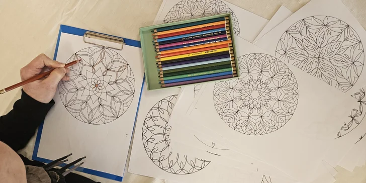 Ve variantě pobytu s kreativním relaxem vás čeká také tvoření, např. malování, vybarvování mandal nebo třeba háčkování. 