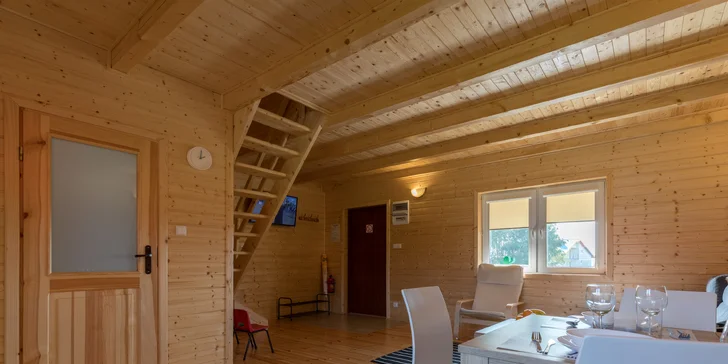 V každej je aj trezor, moskytiéra a ventilátor. Tieto chaty poskytujú aj širšiu televíznu ponuku.