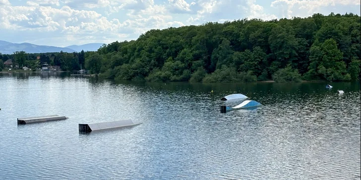 Brázděte hladinu jezera na šlapadle či motorové loďce.