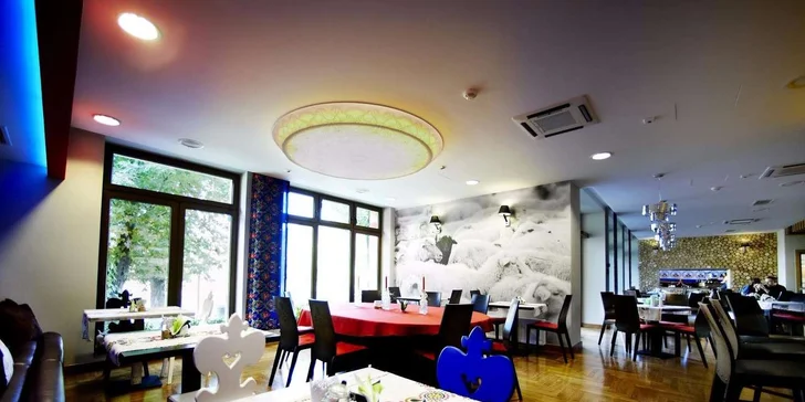 Jídlo se podává ve folklorně laděné restauraci Černá ovce, zajištěnou budete mít snídani či polopenzi.