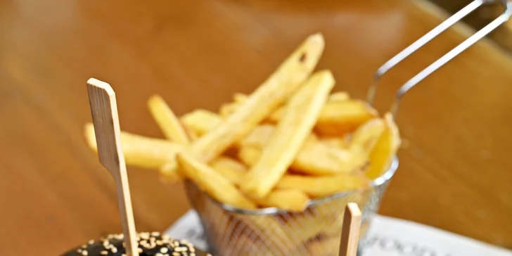 Ke každému burgeru neodmyslitelně patří i pořádná porce zlatavých steakových hranolků. 