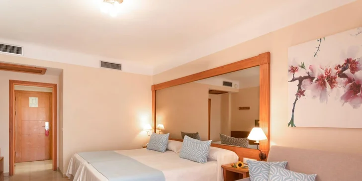 Minibar a trezor jsou k dispozici za poplatek.
