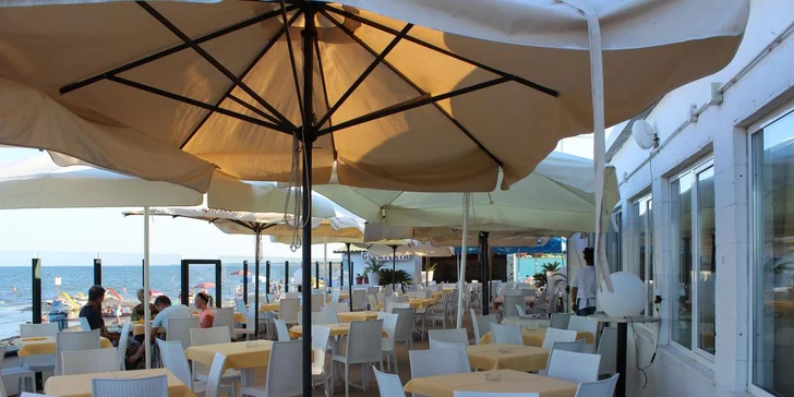 Součástí areálu je restaurace/pizzerie, bar i supermarket, takže vše potřebné máte na dosah.