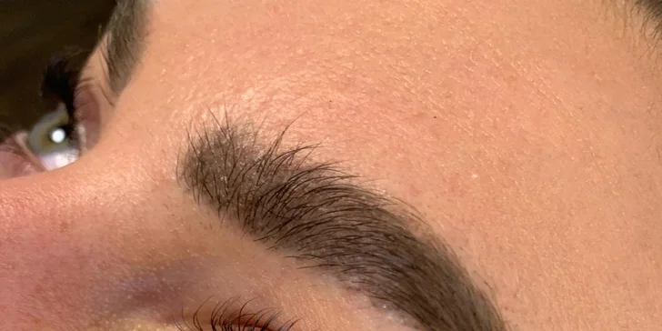 Lashlifting přirozeně zvýrazní a natočí vaše řasy.