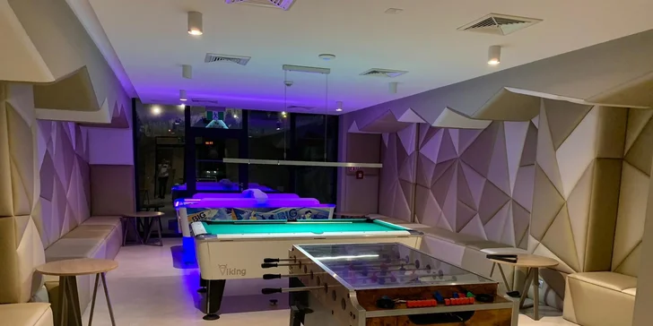 V ceně máte neomezené využití chill out zóny s kulečníkem a dalšími hrami.