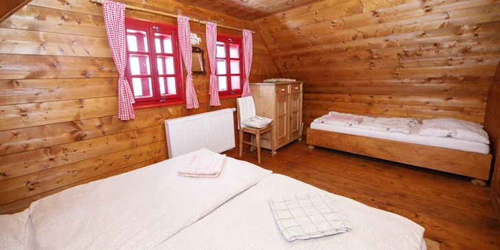  Najdete tu dva oddělené pokoje. Další člověk se pohodlně vyspí ve světnici na peci. 