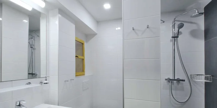 V koupelně nechybí fén. 