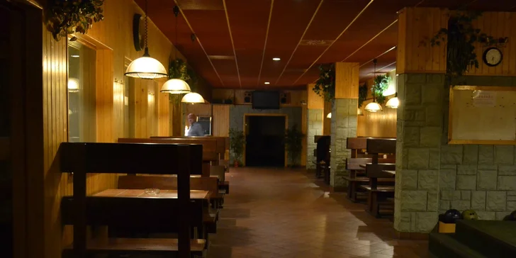 A není to tady jen o kuželkách, klidně si dejte i něco k jídlu.