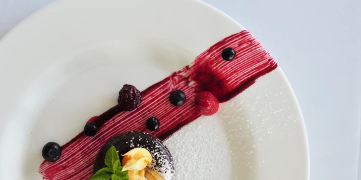 Dezert: Čokoládový fondant s coulis z lesního ovoce 