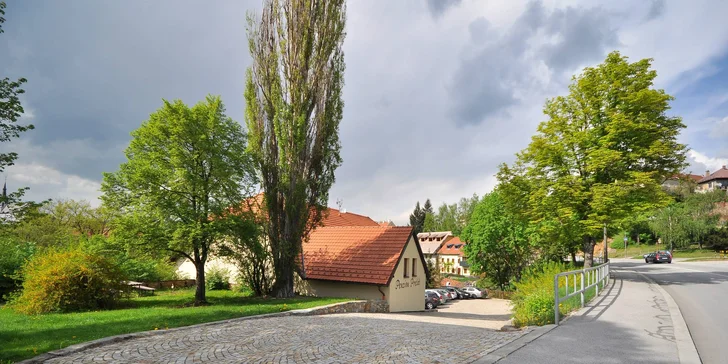 Vodiči určite ocenia možnosť parkovania priamo pri penzióne (len pozor, počet miest je obmedzený).