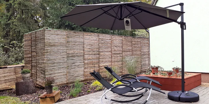 Na terase vás čeká posezení a pro děti je připravená trampolína. 