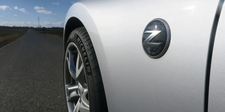 Zrychlení z 0 na 100 km/h trvá přibližně 5 sekund. Maximální rychlost je omezena na 250 km/h. 