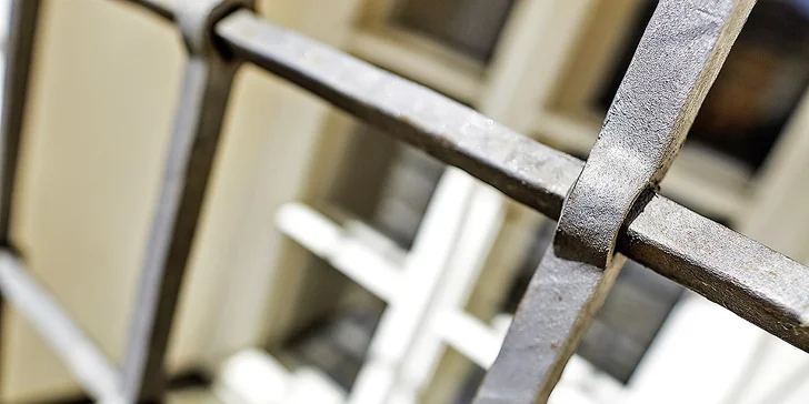 Detail kované okenní mříže pořízené na jednom z kurzů krasysveta.cz.