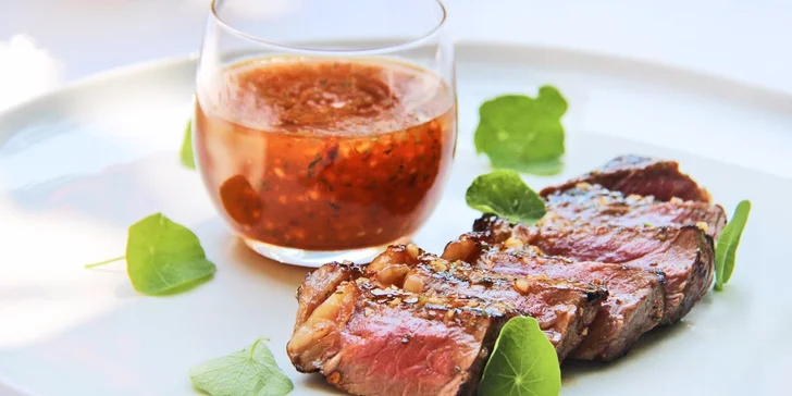 Menu se každý měsíc mění. Šéfkuchař využívá sezónní a čerstvé produkty.