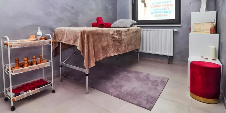 Pokud si vyberete maderoterapii kolumbijskou, čeká vás zhruba 50minutová procedura zaměřená na detoxikaci organismu, tvarování postavy a v neposlední řadě také na redukci celulitidy.
