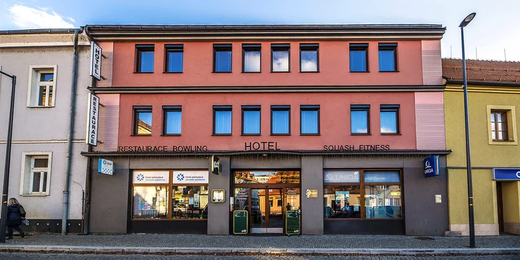 Hotel stojí přímo v centru Ledče.