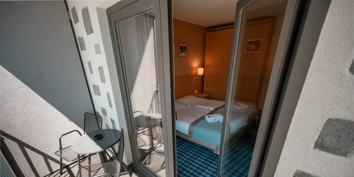 Oceníte vlastní koupelnu se sprchou, minibar, TV a W-Fi – vše čistě a prakticky zařízené pro váš odpočinek.