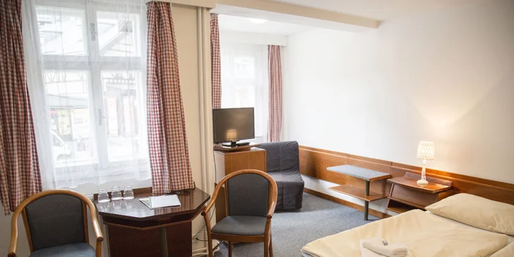 Je tu televize a v celém hotelu se připojíte k Wi-Fi.