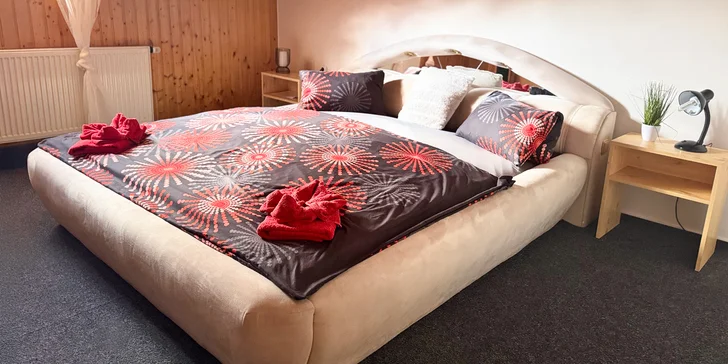 Na výběr jsou pobyty v apartmánu Lux s vodní postelí a vlastní vířivkou.