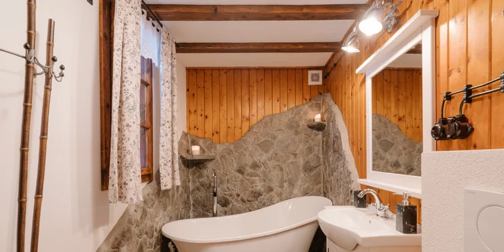 Samozrejmosťou je tiež kúpeľňa s vaňou, práčkou, umývadlom a WC.