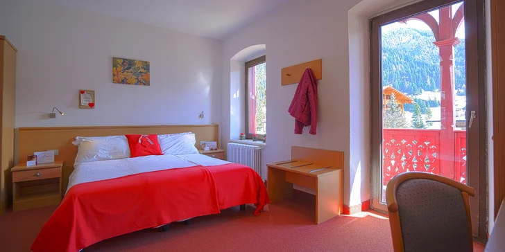 Užijete si pohodlí v jednoduchých, ale elegantně zařízených pokojích s nádherným výhledem na alpské vrcholky. 