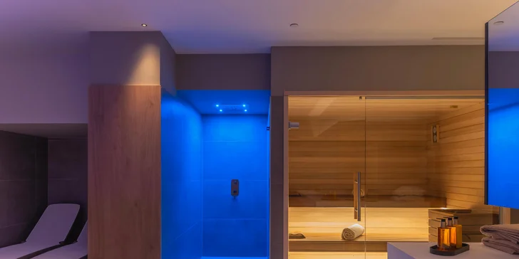 Vo wellness je krytý bazén, vírivka, suchá a fínska sauna.