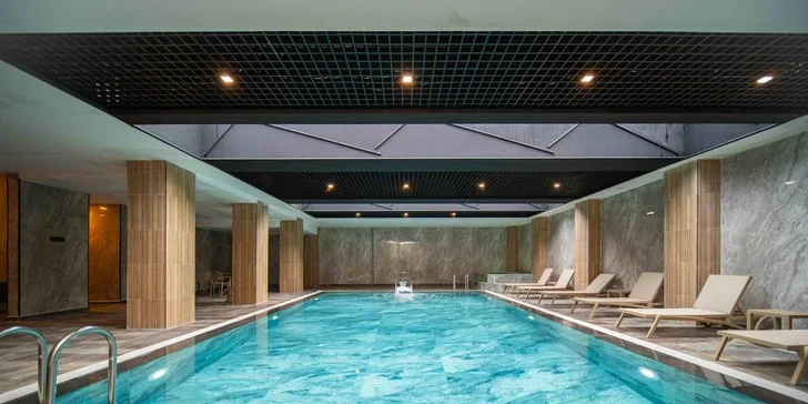 K dispozici vám bude také hotelové wellness centrum – vnitřní bazén, sauna i parní lázeň.