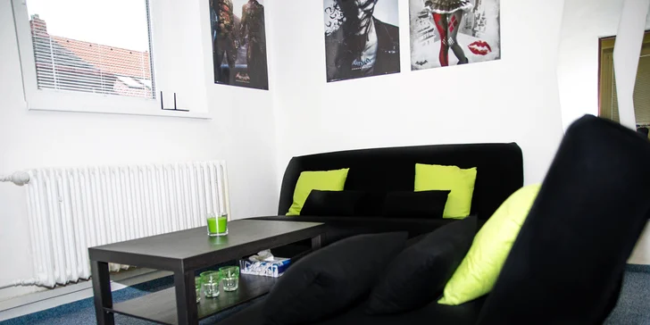 Z pohodlí pohovky vás může sledovat váš doprovod.