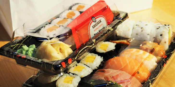 Pokud nemáte čas posedět, není to problém. V restauraci vám sushi za příplatek zabalí s sebou. 