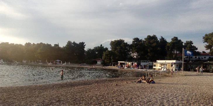 Na konci pláže Makirina, asi 1 km od centra, je zátoka s léčivým bahnem.