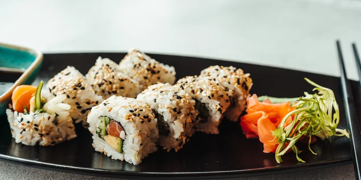 Vždy dostanete také wasabi, sójovku, zázvor a mořské řasy s ředkví. 
