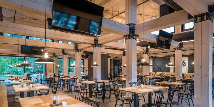 Restaurace Pinus, která vás okouzlí kvalitní gastronomií a příjemnou atmosférou s vůní masivního dřeva.