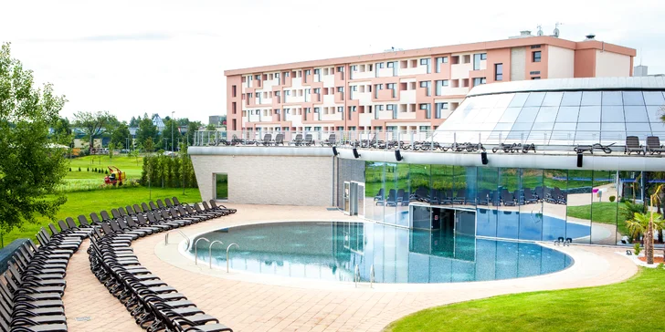 Částečně krytý bazén Mozaic má teplotu 34-36 °C, přístupný je pouze osobám od 16 let.