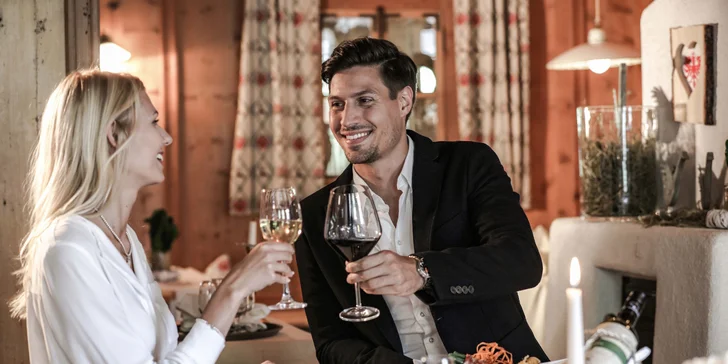 Do restaurace ale zajděte určitě i přes den, třeba na večeři – šéfkuchař připravuje vynikající jídla a klade důraz na lokální a farmářské produkty.