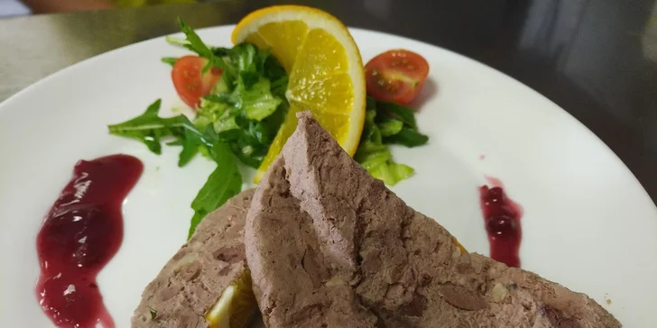 Jako předkrm poslouží husí paštika s kachními játry, vínem a mandlemi. 