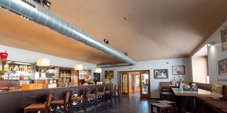 V restauraci si můžete dát klasické hotovky a minutky i pizzu z pece s otočnou podlahou či čerstvé těstoviny. 