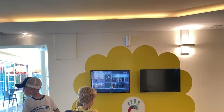 Zatímco budou caparti koukat na televizi, vy si můžete jít pinknout tenis. 