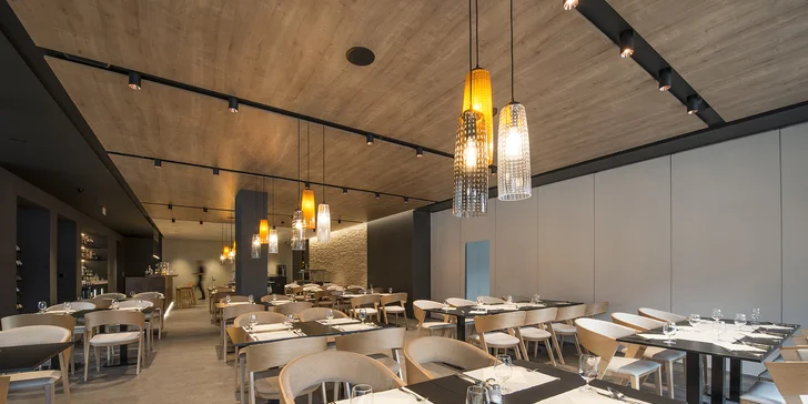 Vo vynovenej hotelovej reštaurácii budú pre vás pripravené bohaté raňajky formou švédskych stolov (poprípade výber z menu – podľa obsadenosti hotela)