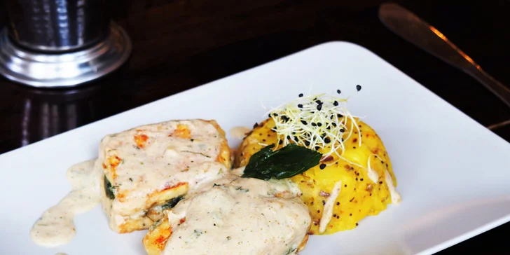 Indický sýr plněný špenátem na drcených masala bramborách