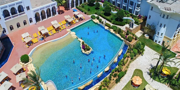 Hotel disponuje 2 bazény.
