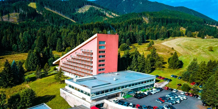 Těšte se na relax v hotelových bazénech s termální vodou.
