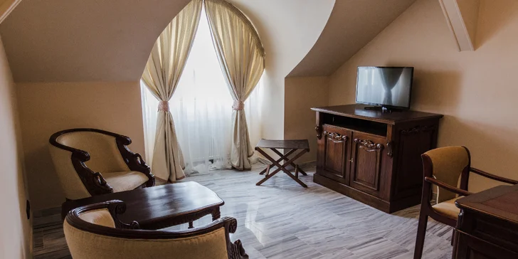 Standard pokoj s KING size bed nabízí i příjemné posezení.