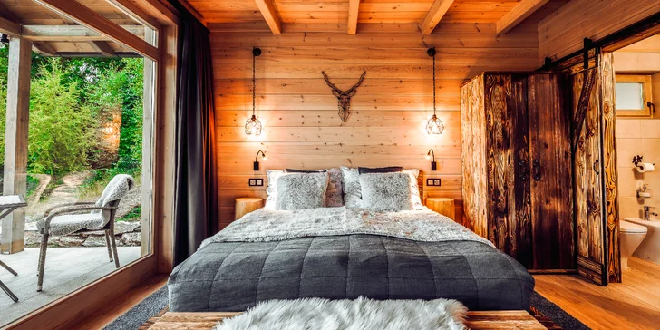 Dve luxusné chatky ukryté medzi stromami sú stvorené pre páry, ktoré túžia po pokoji, prírode, wellness a romantike.