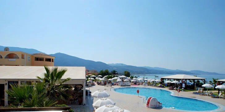 Kromě bazénu můžete vyrazit i na dlouhou písečnou pláž, která se nachází přímo u hotelu.