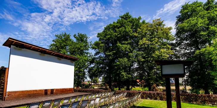 Večer si malí kovboji oddýchnu v open air kine s popcornom v ruke. 